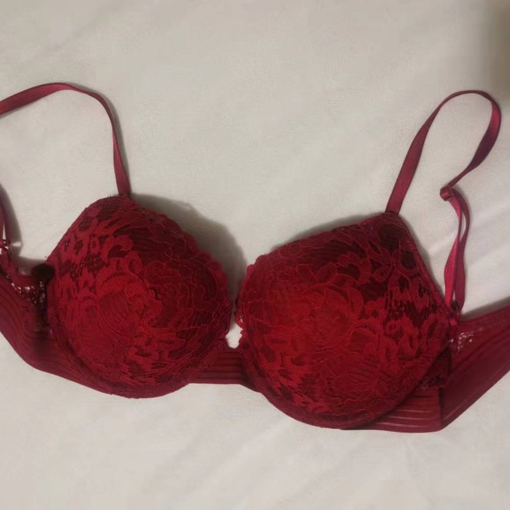 Victoria's Secret push-up bra in red, Moving Sale
